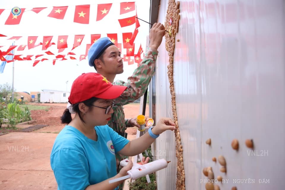những hòn sỏi vô tri nhặt từ thủ đô Juba để làm thành hình bản đồ Việt Nam thân yêu ngay lối đi chính vào bệnh viện những hòn sỏi vô tri nhặt từ thủ đô Juba để làm thành hình bản đồ Việt Nam thân yêu ngay lối đi chính vào bệnh viện