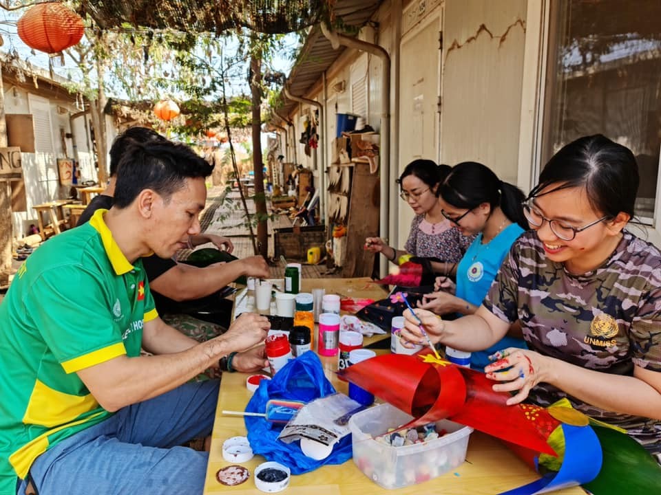 Những chiếc chong chóng từ vật liệu tái chế với các hình vẽ ý nghĩa, sống động. Ảnh: BVDC 2.3. Những chiếc chong chóng từ vật liệu tái chế với các hình vẽ ý nghĩa, sống động. Ảnh: BVDC 2.3.