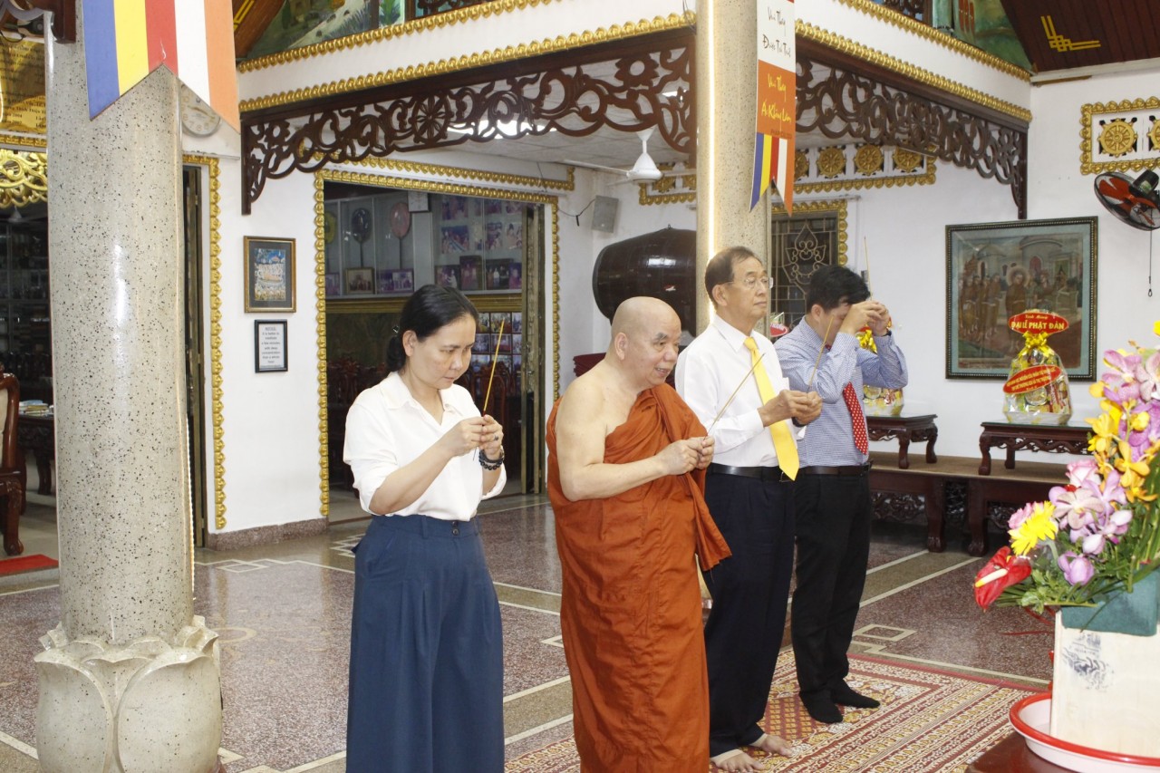 Lãnh đạo Liên hiệp các tổ chức hữu nghị TP.HCM, Hội Hữu nghị Việt Nam - Ấn Độ TP.HCM chúc mừng lễ Phật đản tại chùa Phổ Minh. Ảnh: HUFO