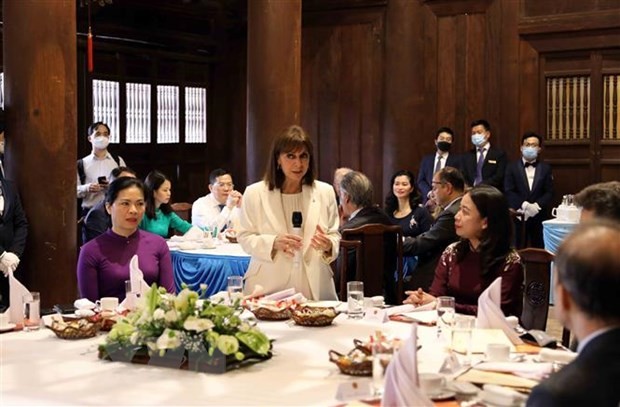 Tổng thống Hy Lạp Katerina Sakellaropoulou phát biểu tại buổi tiệc trà. (Ảnh: An Đăng/TTXVN)