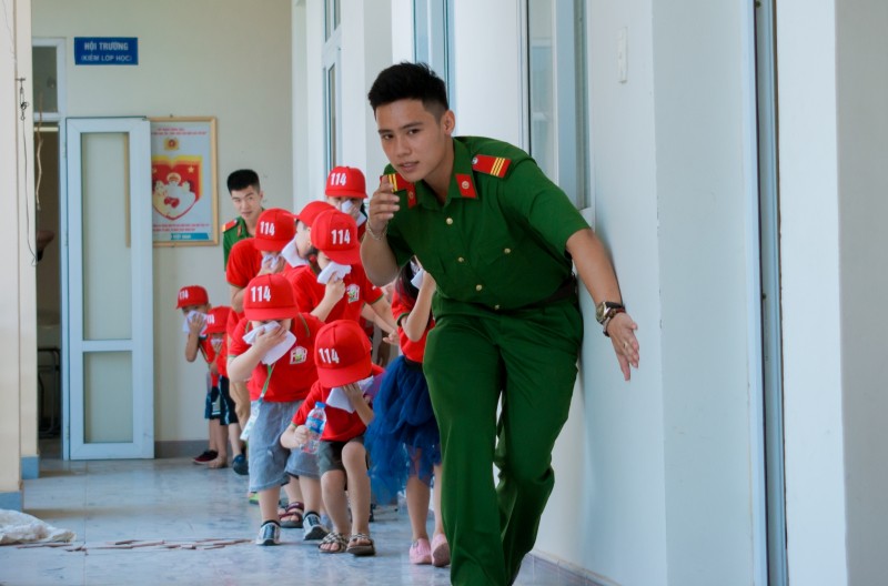 Cảnh sát PCCC hướng dẫn trẻ cách thoát hiểm khi có cháy. Ảnh minh họa: Internet.