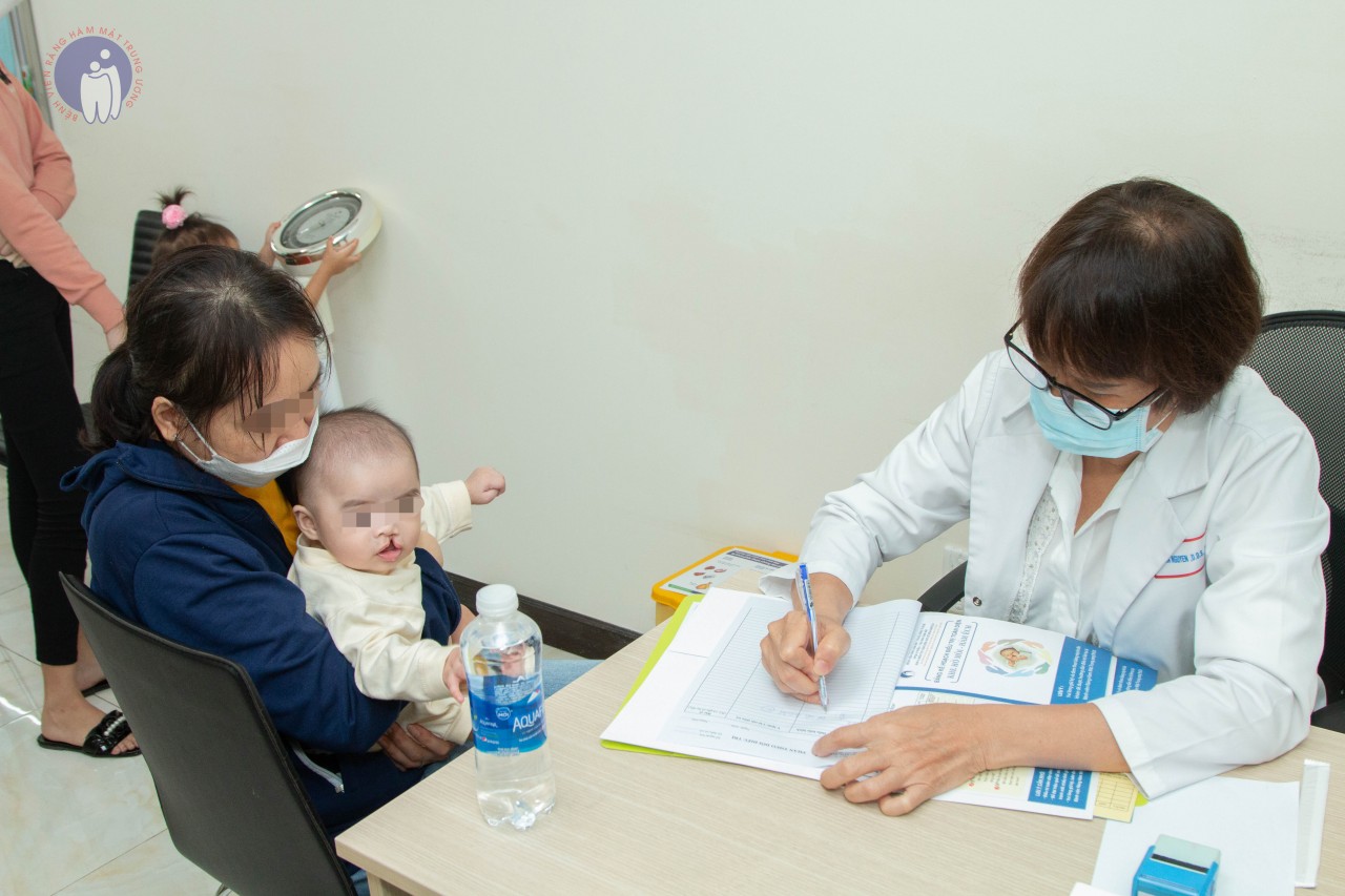  Bác sĩ khám sàng lọc và tư vấn cho bệnh nhân. Ảnh: Bệnh viện Răng Hàm Mặt Trung ương TP.HCM