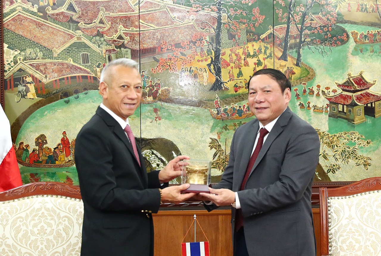 Hai Bộ trưởng tặng quà lưu niệm. Ảnh: icd.gov.vn