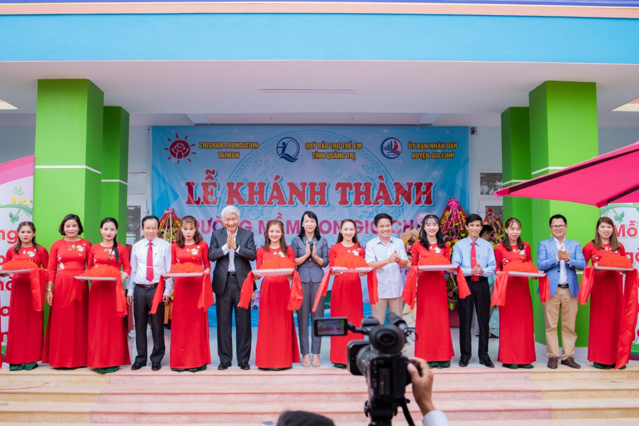 Các đại biểu cắt băng khánh thành trường Mầm non Gio Châu. Ảnh: Zi-Shan.
