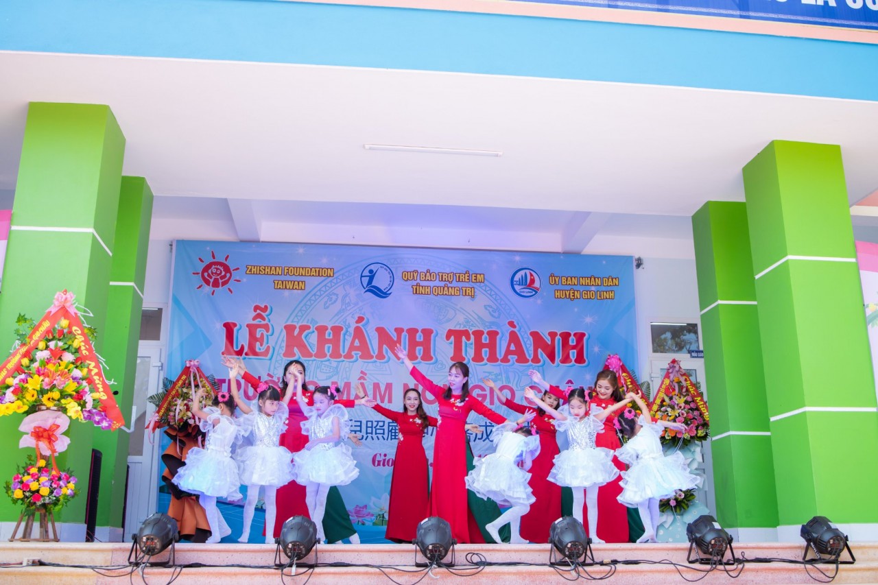 Cô và trò trường Mầm non Gio Châu biểu diễn trong lễ khánh thành trường. Ảnh: Zhi-Shan.