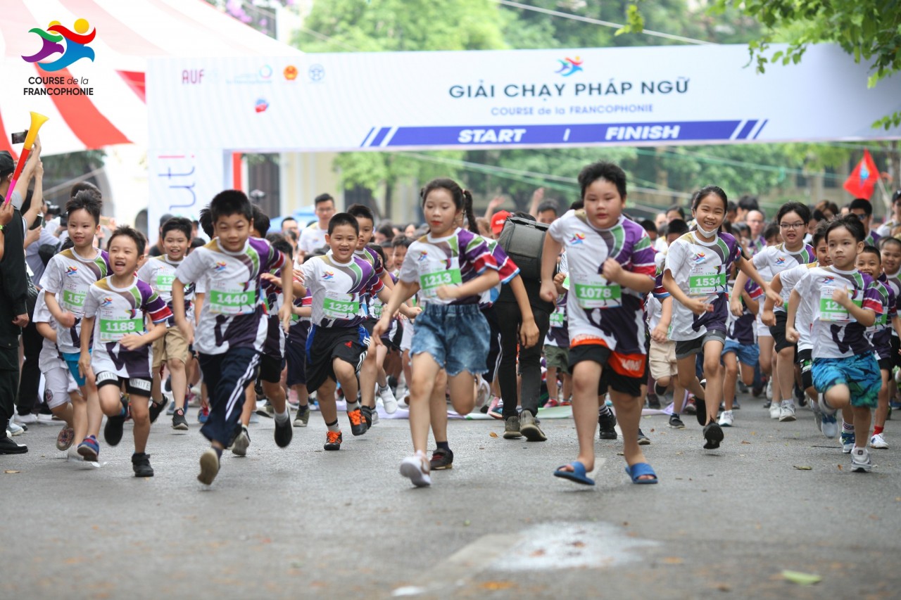 Rất đông trẻ em tham gia giải chạy. Ảnh: Giải chạy Pháp ngữ.