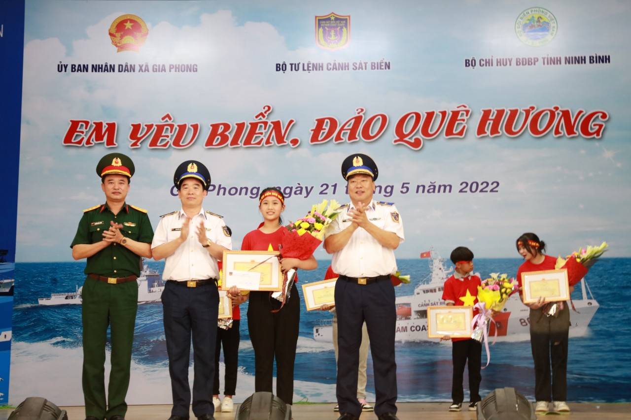 Thiếu tướng Lê Quang Đạo - Tư lệnh Cảnh sát biển; Thiếu tướng Bùi Quốc Oai - Chính ủy Cảnh sát biển và Thượng tá Nguyễn Đức Cương – Phó Trưởng Ban Thanh niên Quân đội trao thưởng, tặng hoa chúc mừng thí sinh đạt giải Nhất cuộc thi. Ảnh: Cảnh sát biển Việt Nam.