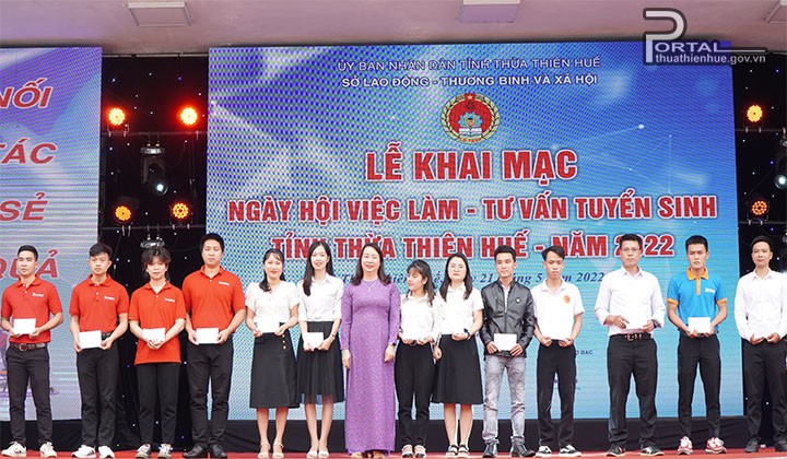 Tặng quà cho người lao động và học viên tiêu biểu tại ngày hội. Ảnh: Cổng TTĐT Thừa Thiên Huế.