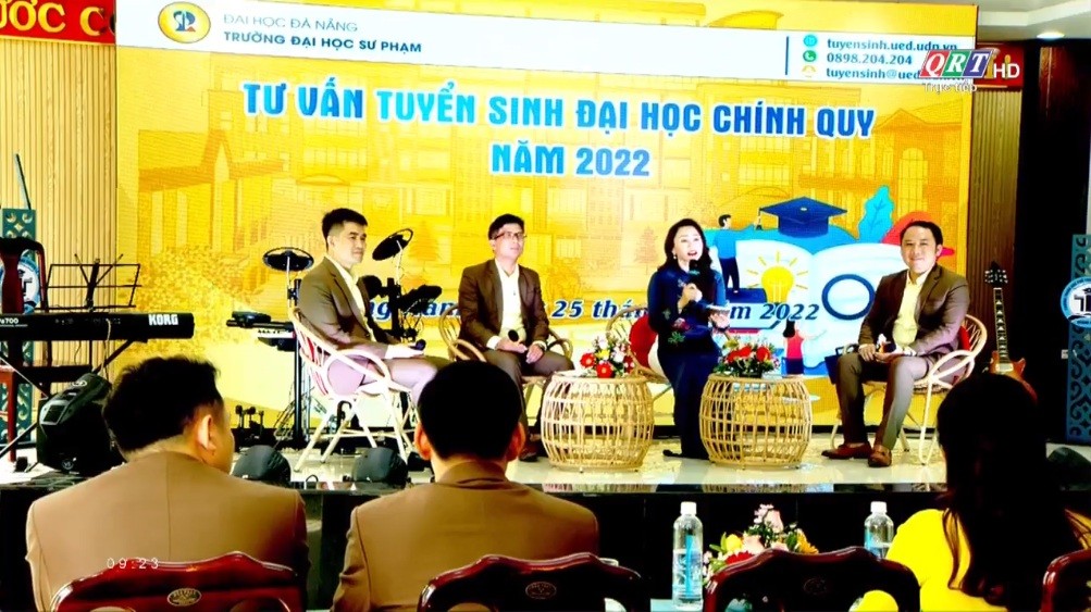 Cán bộ, giảng viên trường Đại học Sư phạm - Đại học Đà Nẵng tư vấn tuyển sinh đại học chính quy năm 2022.