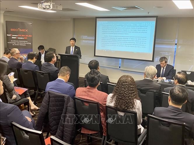 Chủ tịch UBND tỉnh Bình Dương Võ Văn Minh phát biểu tại Hội thảo. Ảnh: Nguyễn Minh/TTXVN.