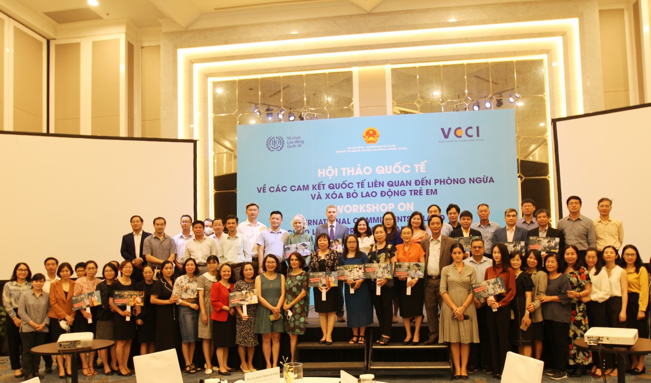 Các đại biểu truyền tải thông điệp phòng ngừa lao động trẻ em. Ảnh: Bộ LĐ-TB&XH