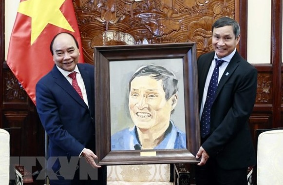 Chủ tịch nước tiếp huấn luyện viên của hai đội tuyển bóng đá Việt Nam