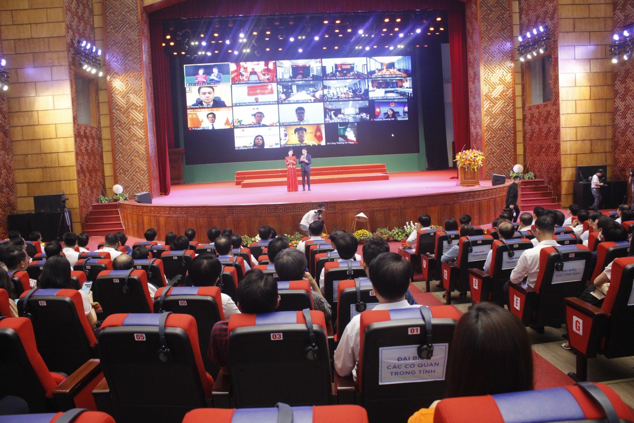 Toàn cảnh hội nghị.