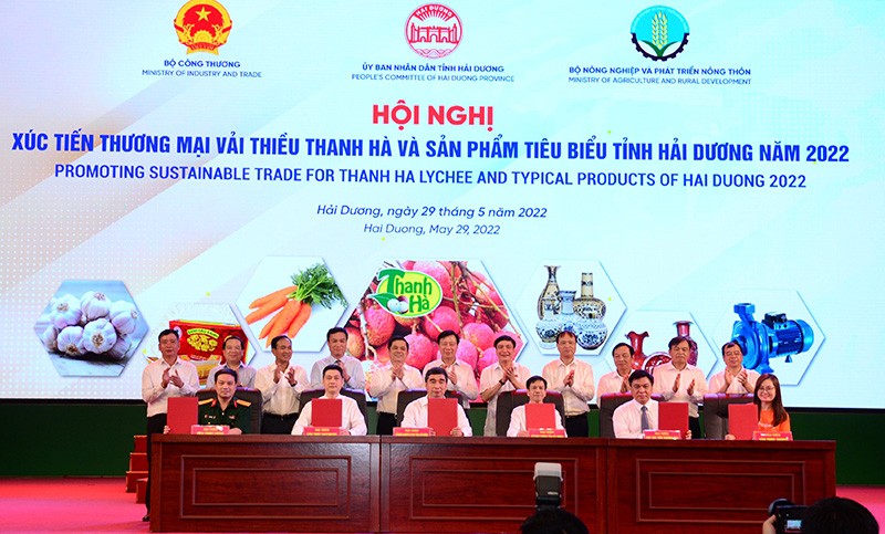 Đại diện cơ quan chuyên môn của tỉnh Hải Dương ký kết giao thương tiêu thụ vải thiều sản phẩm tiêu biểu tỉnh Hải Dương qua các sàn thương mại điện tử.