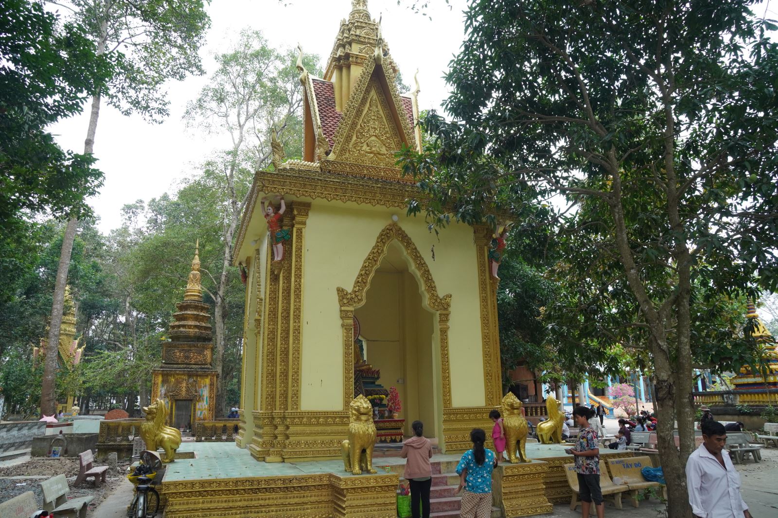 Ngắm những ngôi chùa có kiến trúc độc đáo của người Khmer tại Sóc Trăng Chú thích ảnh