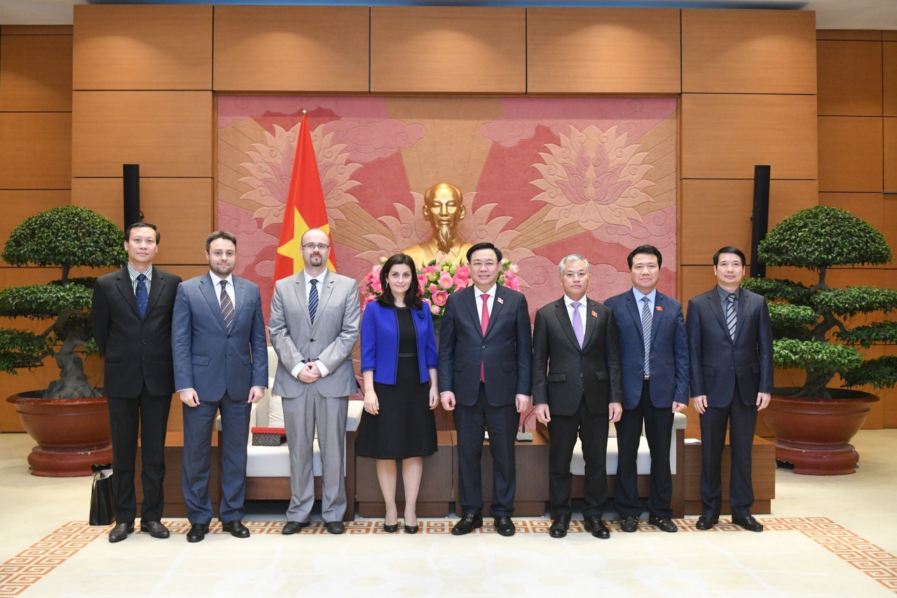 Các đại biểu dự cuộc tiếp.