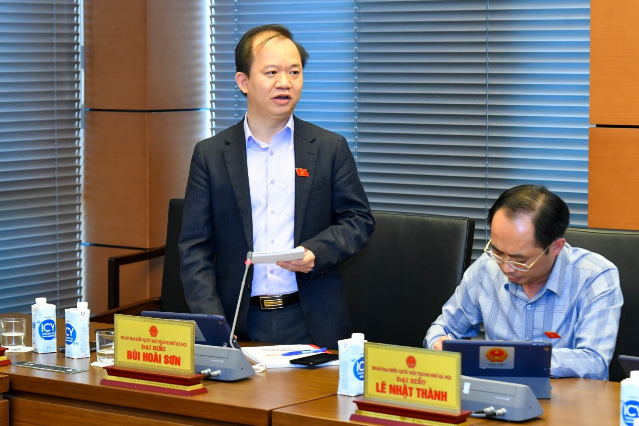 Đại biểu Bùi Hoài Sơn phát biểu tại buổi thảo luận tổ. Ảnh: Cổng TTĐT Quốc hội.