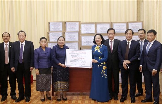 Trưởng Ban Tổ chức Trung ương Đảng, bà Trương Thị Mai đang trao tượng trưng món quà tặng 50 bộ máy tính cho Ban Tổ chức Trung ương Đảng Nhân dân Cách mạng Lào, bà Sisay Ludetmounsone. Ảnh: Phạm Kiên/TTXVN