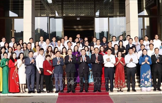 Chủ tịch Quốc hội Vương Đình Huệ với đại biểu. Ảnh: Doãn Tấn/TTXVN