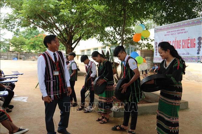 Các em học sinh hào hứng khi được tìm hiểu về văn hóa cồng chiêng. Ảnh: TTXVN