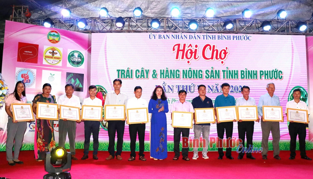 Nông dân Bình Phước giới thiệu trái cây đặc sản tại hội chợ