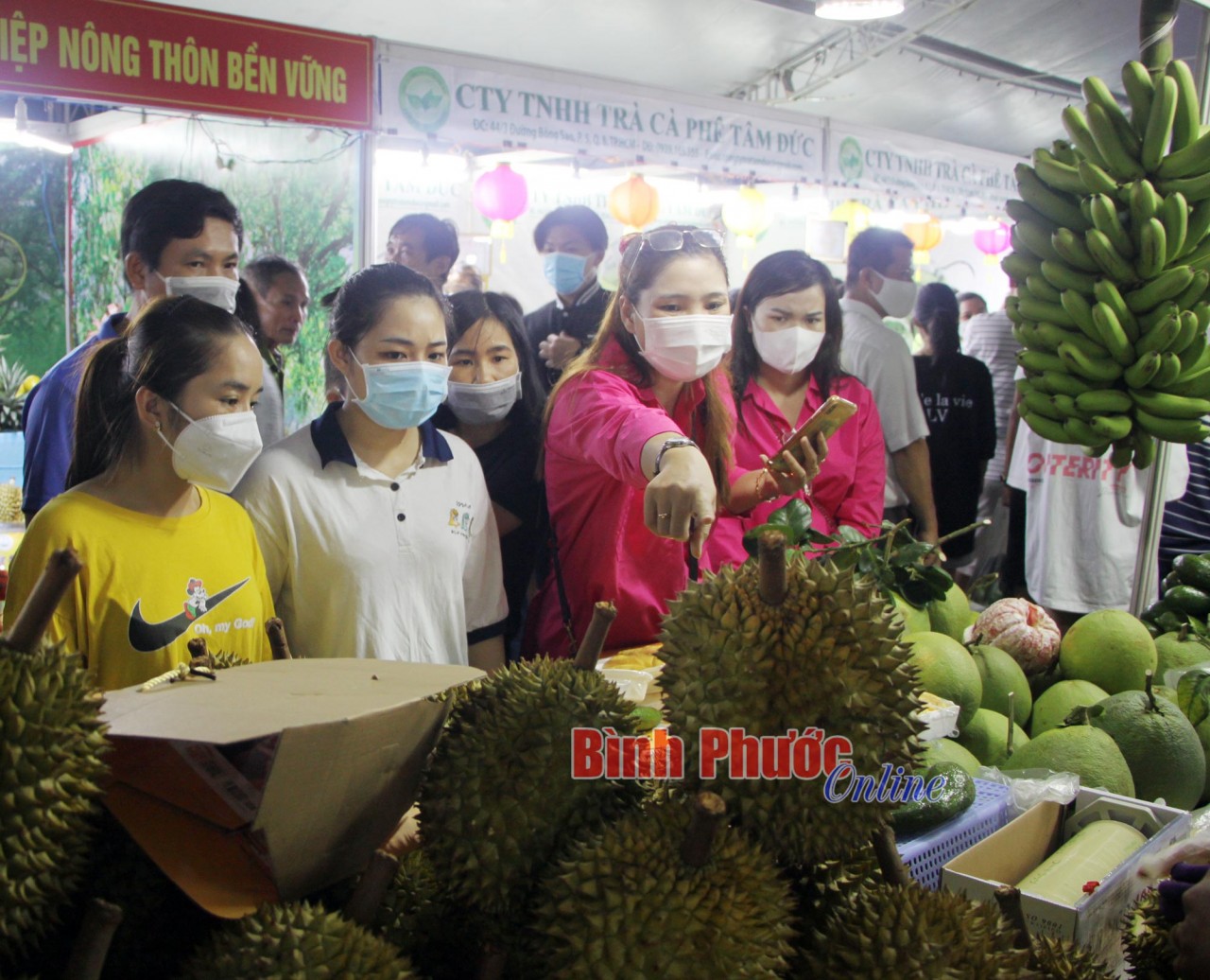 Nông dân Bình Phước giới thiệu trái cây đặc sản tại hội chợ