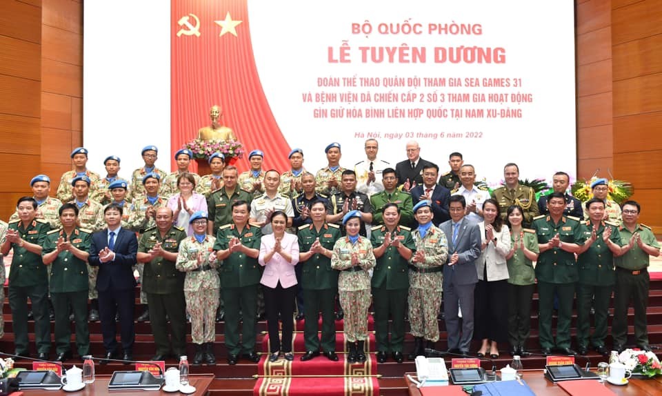 Ban tổ chức cùng khách mời chụp ảnh cùng các thành viên BVDC 2.3. Ảnh: BVDC 2.3