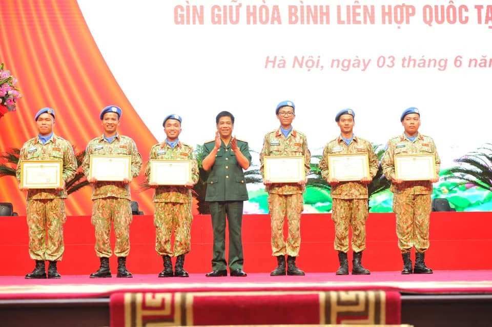 khen thưởng cho các tập thể, và cá nhân tiêu biểu của hai đơn vị. 