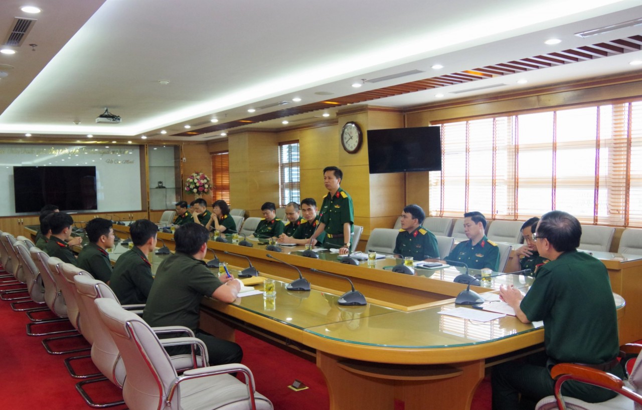 Đại tá Đào Quang Minh – Phó Chủ nhiệm Chính trị Bệnh viện phát biểu tại cuộc gặp mặt. Ảnh: Bệnh viện TWQĐ 108.