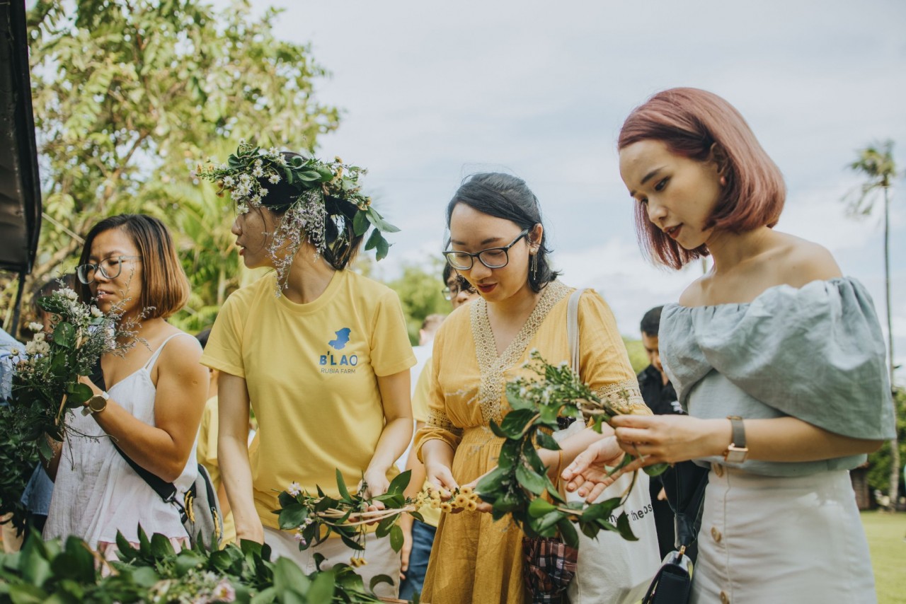 Khách tham dự Midsummer tự kết vòng hoa đội đầu (Garlands) từ những cây cỏ thân thuộc quanh nhà,