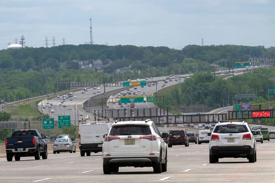 Người dân lái xe tại Keasbey, New Jersey, Mỹ ngày 27/5. Ảnh: Reuters