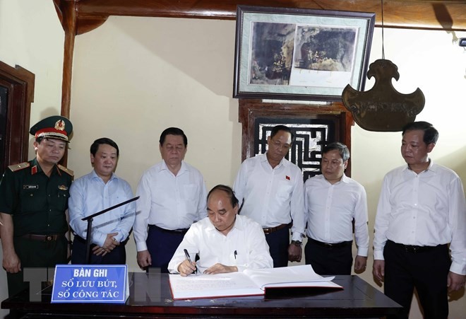 Chủ tịch nước Nguyễn Xuân Phúc ghi lưu bút tại Đền thờ Liệt sĩ Hang 8 thanh niên xung phong