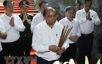Chủ tịch nước dâng hương tại Đền thờ các Anh hùng liệt sĩ đường 20 Quyết thắng