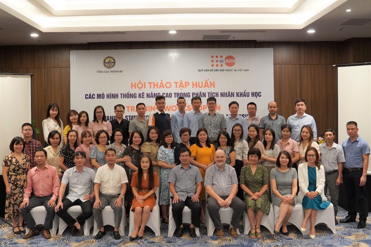 Các đại biểu tham dự tập huấn chụp ảnh kỷ niệm. Ảnh: UNFPA
