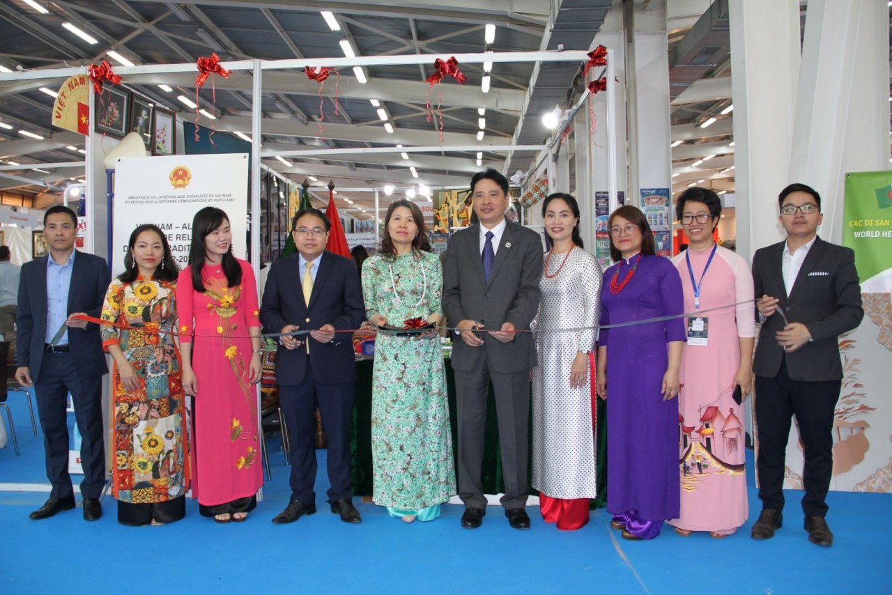 Đại sứ Việt Nam tại Algeria Nguyễn Thành Vinh (bên phải) và Tham tán thương mại Hoàng Đức Nhuận (bên trái) cắt băng khai mạc khu gian hàng Việt Nam tại hội chợ.