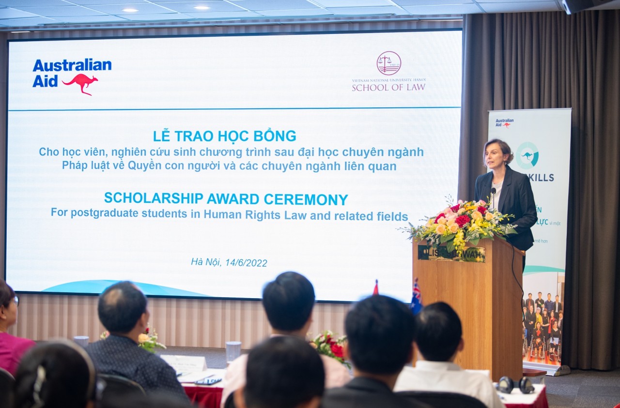 Tham tán Chính trị, bà Bridget Collier phát biểu khai mạc lễ trao học bổng.