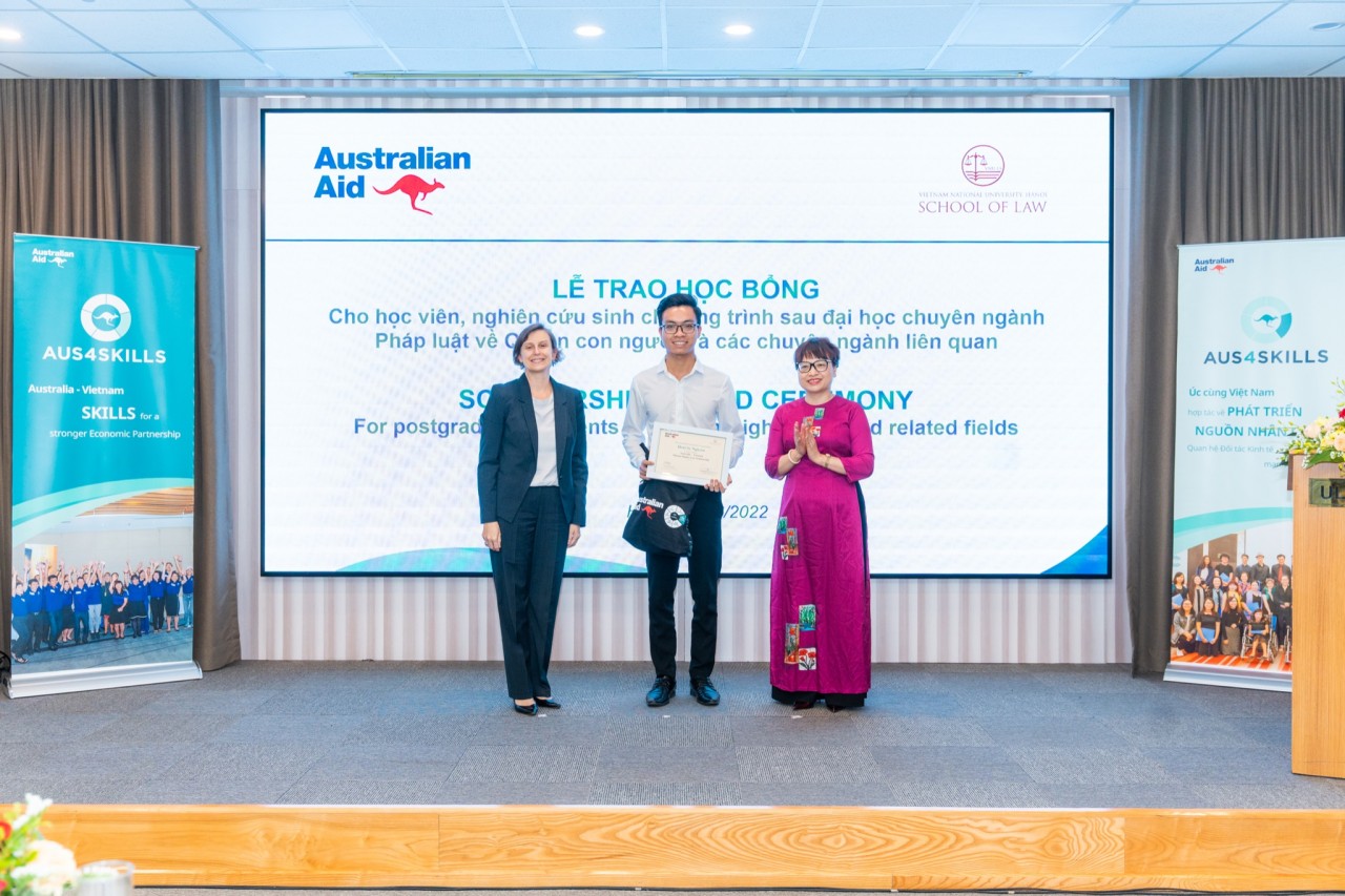 Học viên sau đại học nhận chứng nhận học bổng và quà tặng từ Australia và Khoa Luật, Đại học Quốc gia Việt Nam. Ảnh: Đại sứ quán Australia
