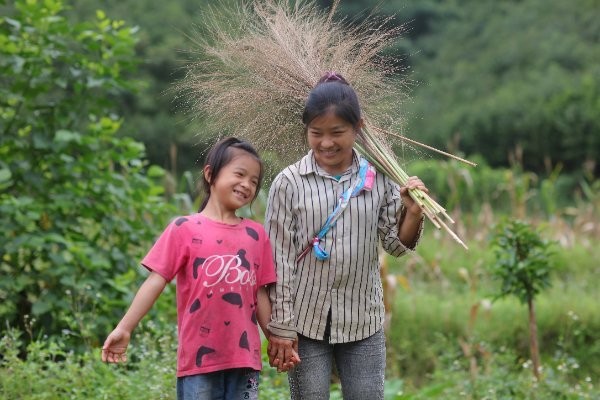 Cô bé Bích cùng mẹ đi lên rừng lấy chít. Ảnh: Thực phẩm Mường Pa
