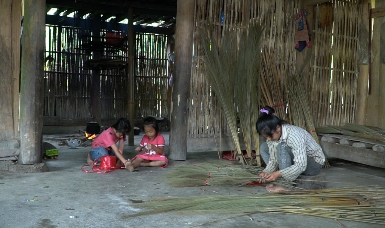 Trông em giúp mẹ. Ảnh: Thực phẩm Mường Pa