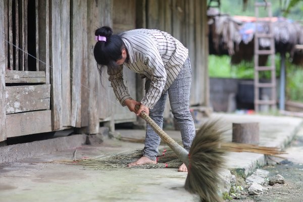 Chổi chít gia đình Bích làm rất dày và chắc chắn. Ảnh: Thực phẩm Mường Pa