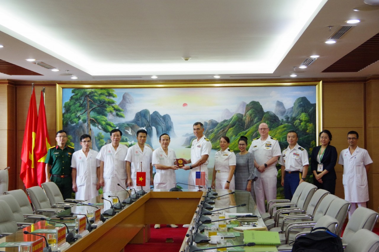 Các đại biểu chụp ảnh kỷ niệm. Ảnh: Bệnh viện TWQĐ 108