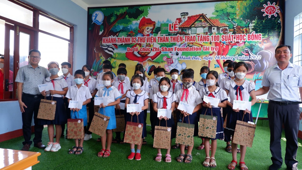 100 suất học bổng cho học sinh có hoàn cảnh khó khăn
