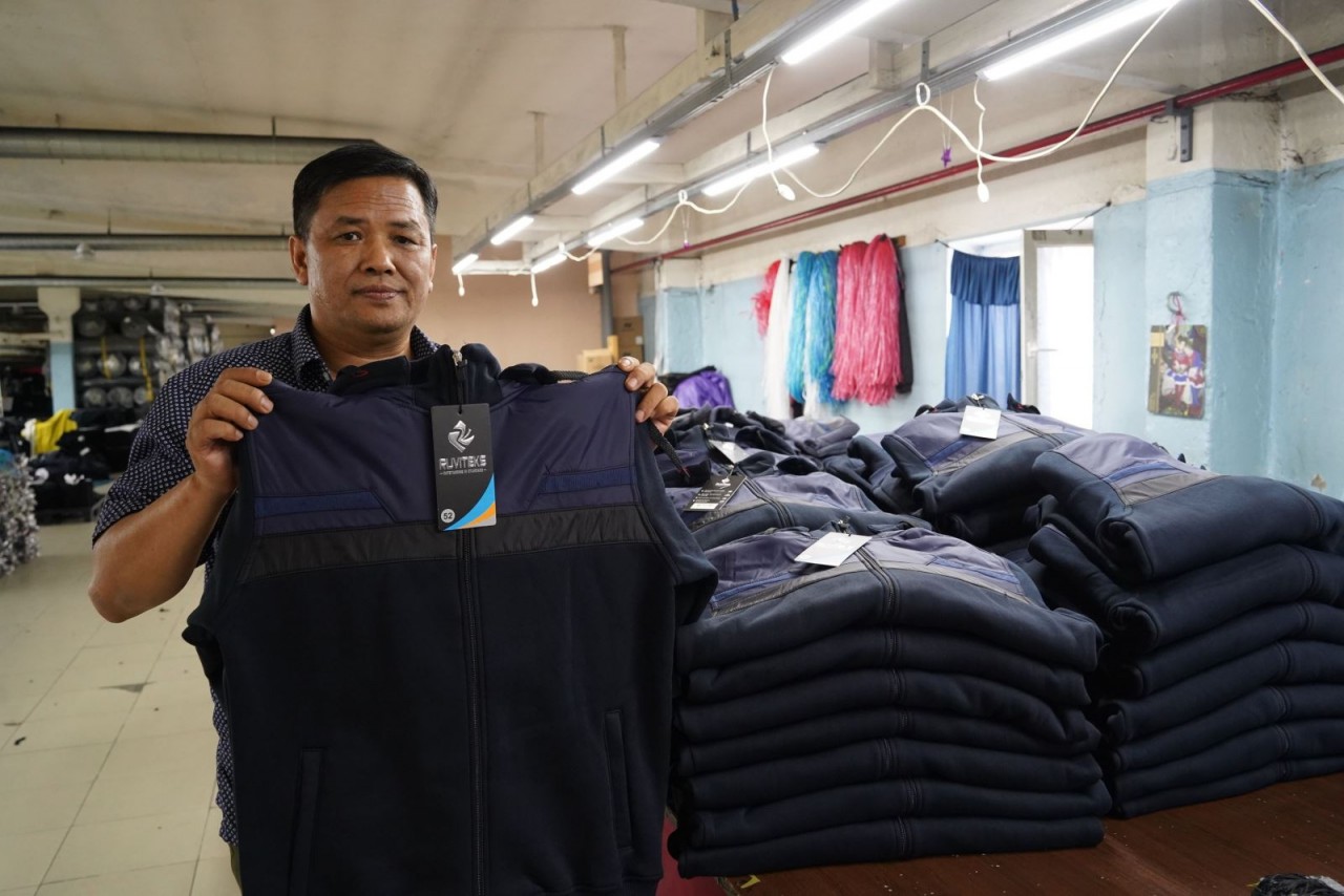 Ông Phan Mạnh Hùng với sản phẩm của công ty mình.