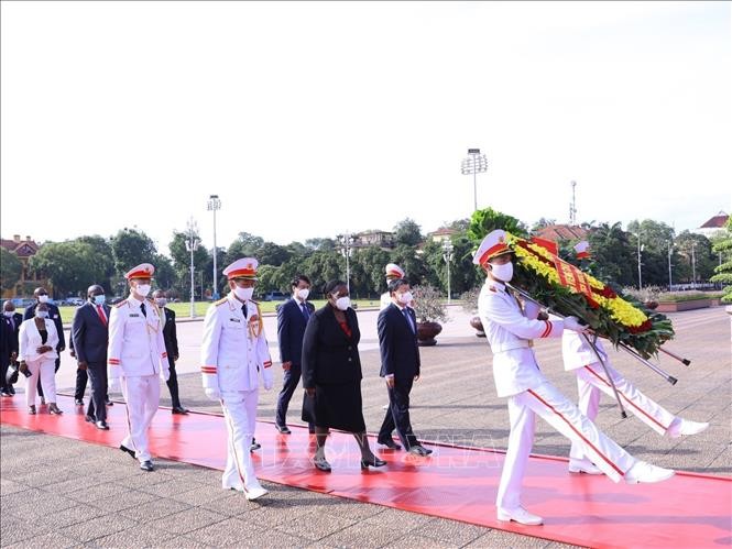 Chủ tịch Quốc hội Cộng hoà Mozambique Esperanca Laurinda Francisco Nhiuane Bias đặt vòng hoa và vào Lăng viếng Chủ tịch Hồ Chí Minh. Chủ tịch Quốc hội Cộng hoà Mozambique Esperanca Laurinda Francisco Nhiuane Bias đặt vòng hoa và vào Lăng viếng Chủ tịch Hồ Chí Minh.