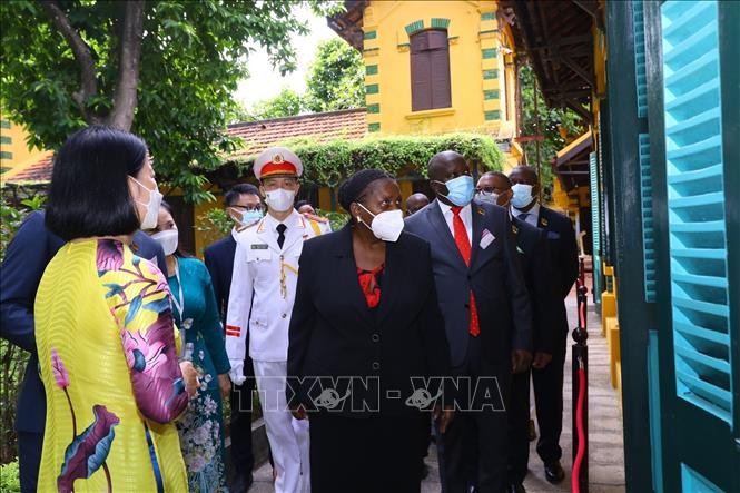 Chủ tịch Quốc hội Cộng hoà Mozambique Esperanca Laurinda Francisco Nhiuane Bias tham quan trong Khu Di tích Chủ tịch Hồ Chí Minh.