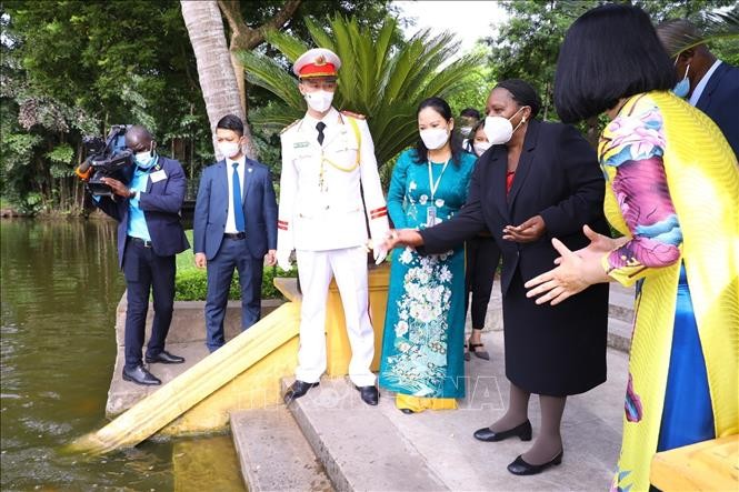 Chủ tịch Quốc hội Cộng hoà Mozambique Esperanca Laurinda Francisco Nhiuane Bias tham quan Ao cá Bác Hồ trong Khu Di tích Chủ tịch Hồ Chí Minh. Chủ tịch Quốc hội Cộng hoà Mozambique Esperanca Laurinda Francisco Nhiuane Bias tham quan Ao cá Bác Hồ trong Khu Di tích Chủ tịch Hồ Chí Minh.
