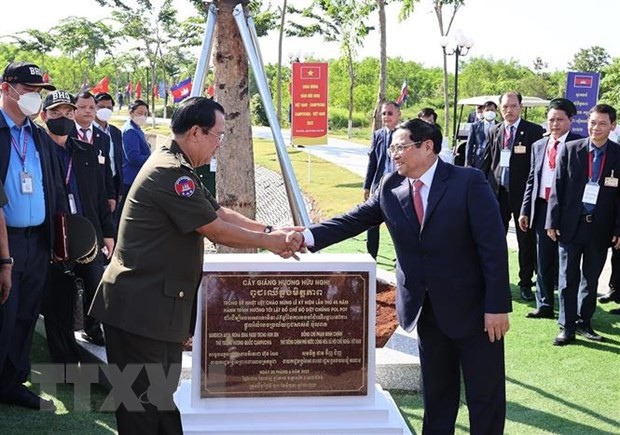 Thủ tướng Phạm Minh Chính và Thủ tướng Campuchia Samdech Techo Hun Sen trồng cây hữu nghị tại khu vực X16. (Ảnh: Dương Giang/TTXVN)