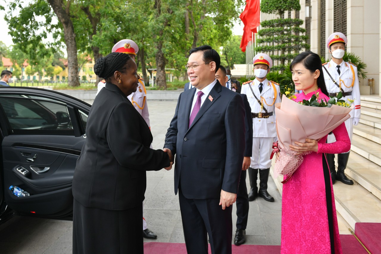 Chủ tịch Quốc hội Vương Đình Huệ chào đón Chủ tịch Quốc hội Cộng hoà Mozambique Esperanca Laurinda Francisco Nhiuane Bias 