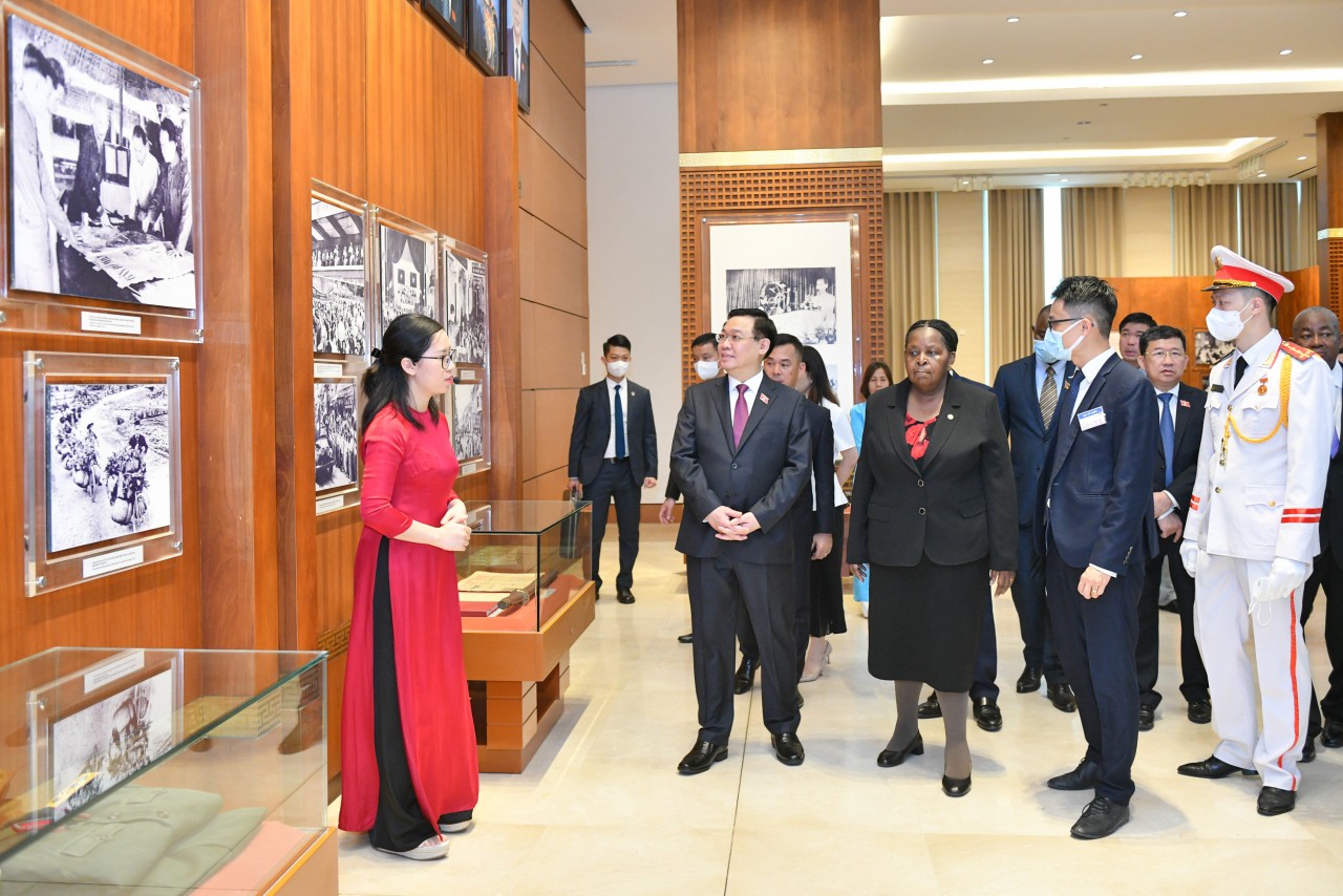 Chủ tịch Quốc hội Vương Đình Huệ và Chủ tịch Quốc hội Cộng hoà Mozambique tham quan Phòng Truyền thống của Nhà Quốc hội, nghe giới thiệu những nét cơ bản trong lịch sử hình thành và phát triển của Quốc hội Việt Nam.