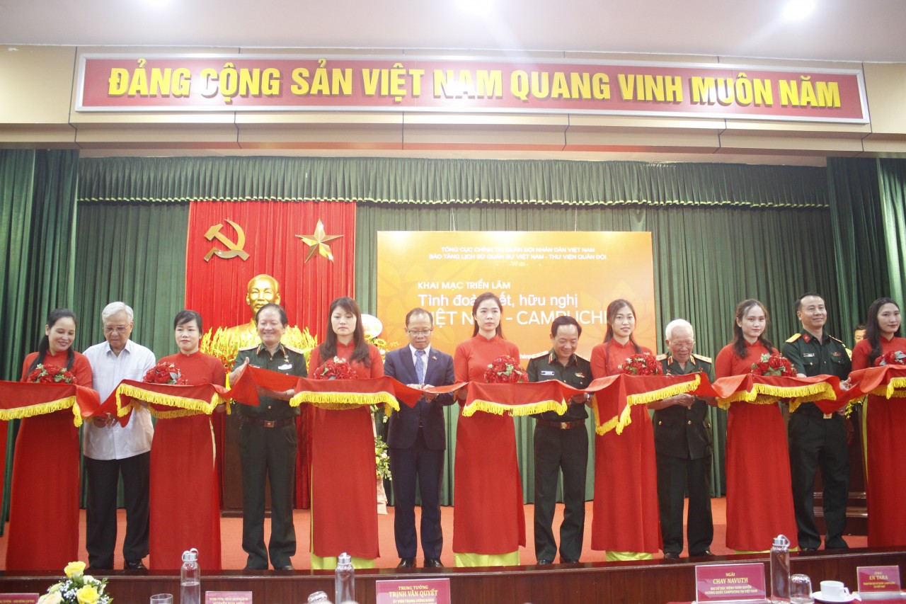 Các đại biểu cắt băng khai mạc triển lãm. Ảnh: Thành Luân